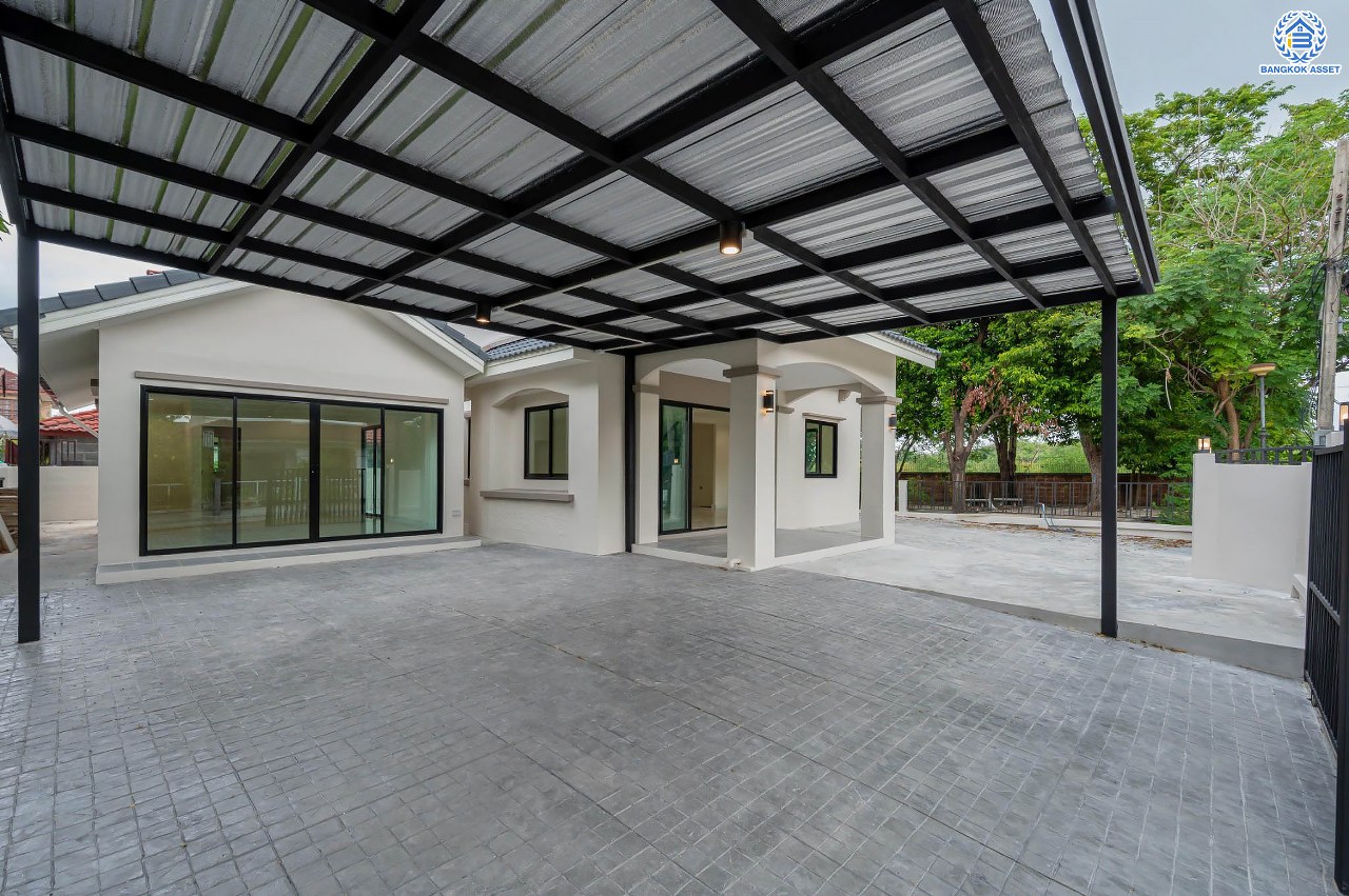 บ้านมือสองตกแต่งใหม่ คุณภาพแบรนด์ LH โครงการ ชลลดา บางบัวทอง เนื้อที่ 83 ตร.ว. ตกแต่งหรูหรา ฟังก์ชันจัดเต็ม 5 ห้องนอน 3 ห้องน้ำ จอดรถได้ 2 คัน พร้อม Facilities ครบ! บนทำเลคุณภาพ เชื่อมต่อได้หลายเส้นทาง ใกล้เซ็นทรัลเวสต์เกต และรถไฟฟ้า "สถานีบางพลู"